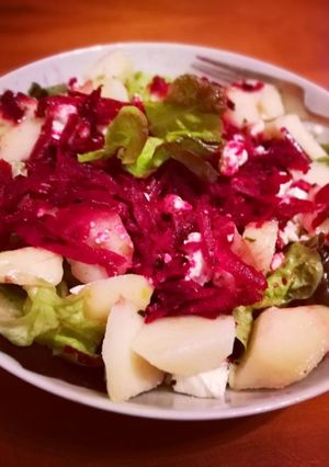 Una foto de Lechuga de roble con remolacha y queso Feta - diet