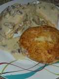 Papas rellenas con salsa de champiñones