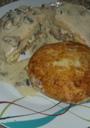Una foto de Papas rellenas con salsa de champiñones