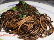 Una foto di spaghetti seppia