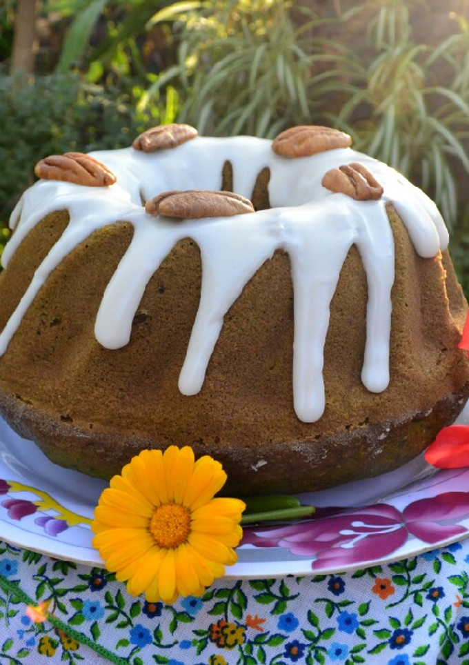Una foto de Budín de espinacas y nueces con glasé de limón💛