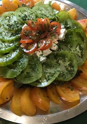Une photo de Trio de tomates du jardin à la feta et laitue rouge