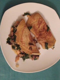 Una foto de Crepes saladas con espinacas setas y queso 💚