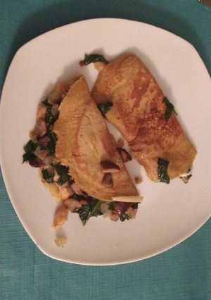 Una foto de Crepes saladas con espinacas setas y queso 💚