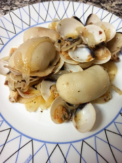 Una foto de Sepia encebollada con almejas