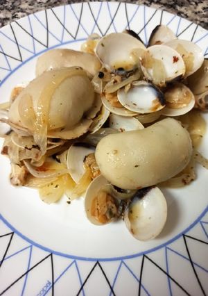 Una foto de Sepia encebollada con almejas