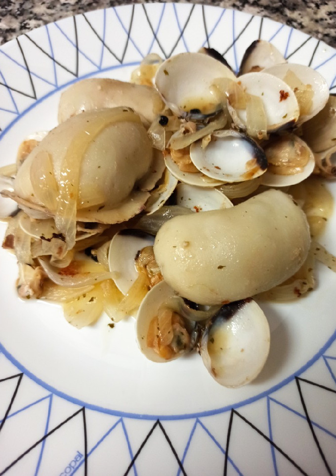 Una foto de Sepia encebollada con almejas