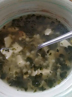 Una foto de Sopa de pollo con elote y moringa. ॐ