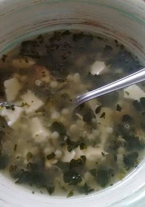 Una foto de Sopa de pollo con elote y moringa. ॐ