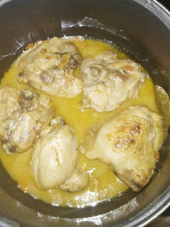 Una foto de Contramuslos de pollo en salsa