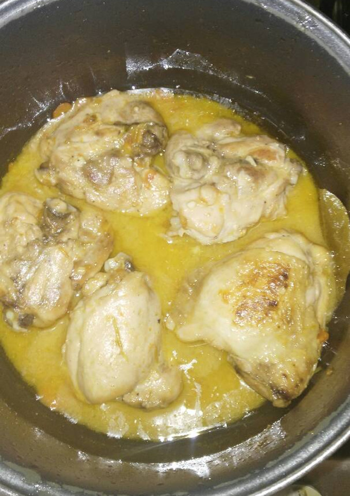 Una foto de Contramuslos de pollo en salsa