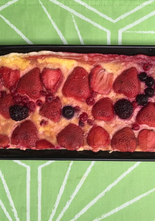 Una foto de Tarta de hojaldre con frutos rojos