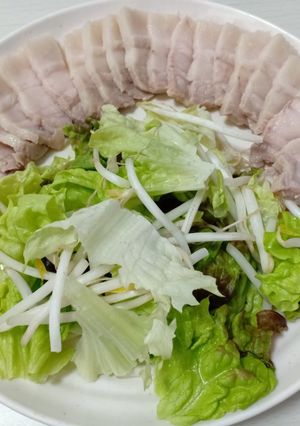Hình của món Thịt luộc rau sống.