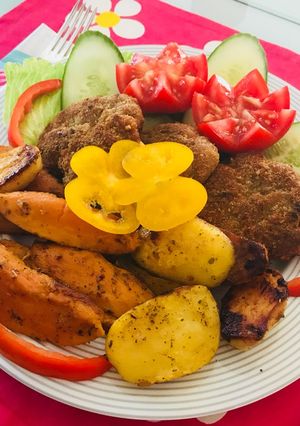 Rántott hús darált húsból, tepsis krumplival recept fotója