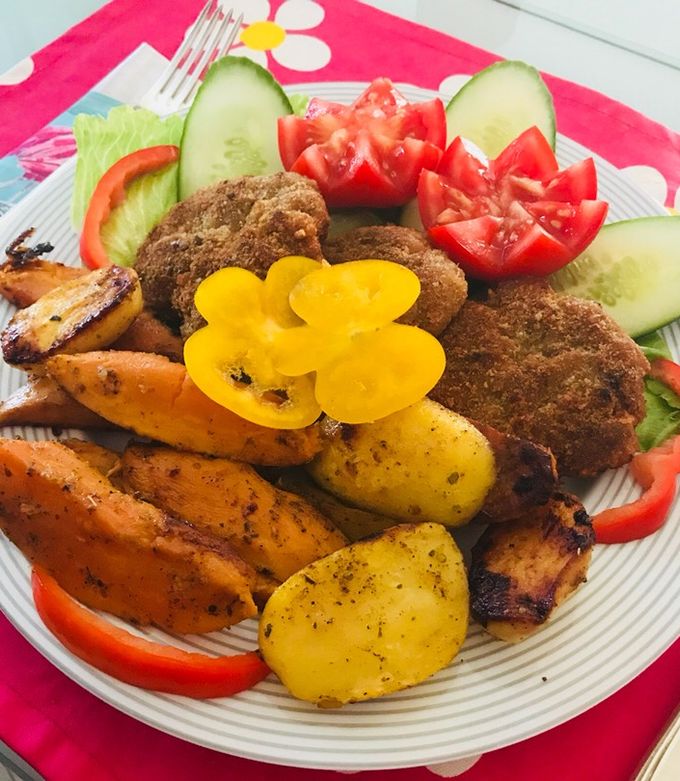 Rántott hús darált húsból, tepsis krumplival recept fotója
