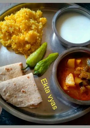 સાદી ખીચડી (Simple Khichdi Recipe In Gujarati) રેસીપી મુખ્ય ફોટો