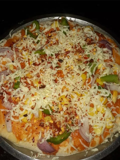चीज़ी वेज पिज़्ज़ा (Cheesy veg pizza recipe in hindi) रेसिपी मुख्य फोटो
