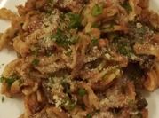 Una foto de pasta de tornillos con champiñones