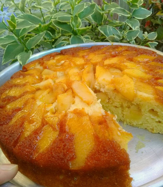 Una foto de Torta invertida de Manzana !! Delicia, suave y húmeda 🤗