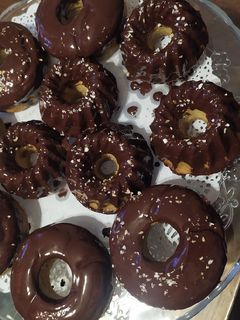 Una foto de Donut de mango con cobertura de chocolate