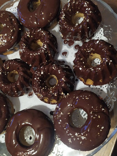 Una foto de Donut de mango con cobertura de chocolate