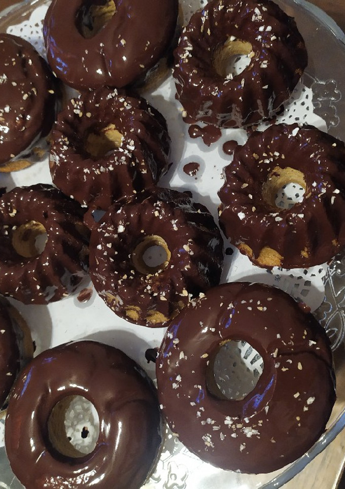 Una foto de Donut de mango con cobertura de chocolate