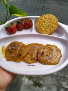 Foto resep Dadar Marie Strawberry (Snack MPASI Tinggi Kalori 1+)