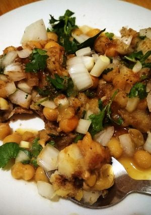A picture of Alloo Tikki Chaat.