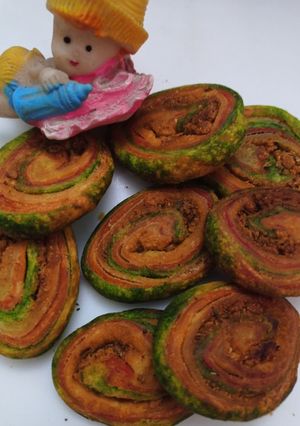 तिरंगा स्पाइसी भाकरवड़ी(Tirangaa spicy bhakarwadi recipe in Hindi) रेसिपी मुख्य फोटो