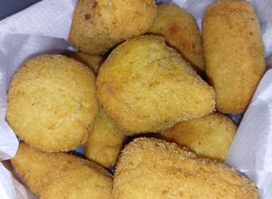 Foto de Coxinha de frango com massa de batata 😋🥔