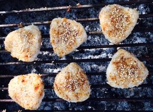 Una foto de Yaki Onigiri (arroz asado)