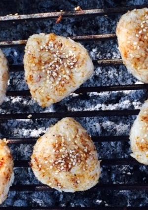 Una foto de Yaki Onigiri (arroz asado)