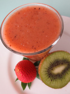 Una foto de Jugo isotónico de fresa, kiwi y semilla de chía enriquecido con Agua de Mar