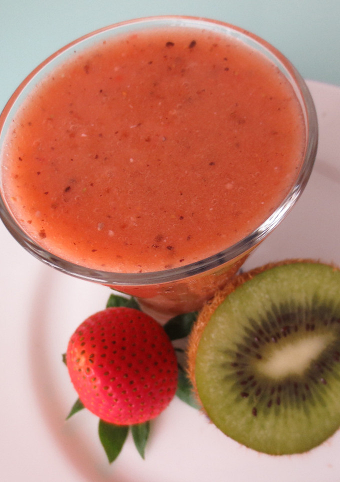 Una foto de Jugo isotónico de fresa, kiwi y semilla de chía enriquecido con Agua de Mar