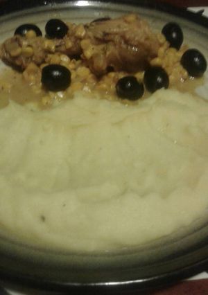 Una foto de Exquisito pollo a la aceituna con puré al curry