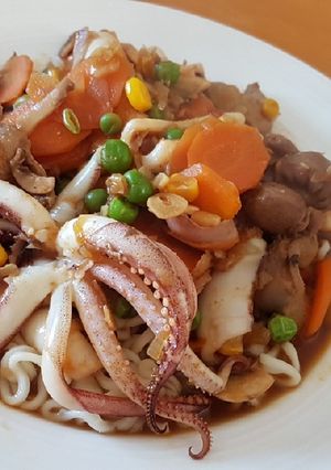 A picture of Squids n' Veggies stir fry.