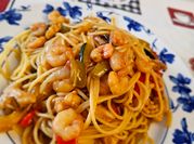 Una foto de espagueti con salsa de ostras