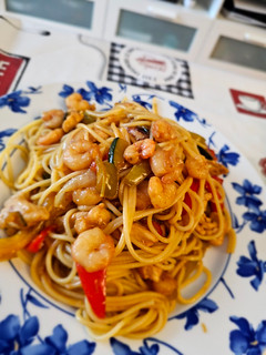 Una foto de Espagueti con verduras, pollo y gambas al teriyaki