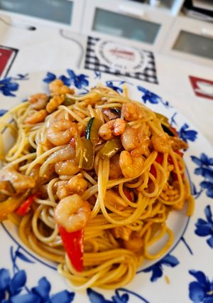 Una foto de Espagueti con verduras, pollo y gambas al teriyaki