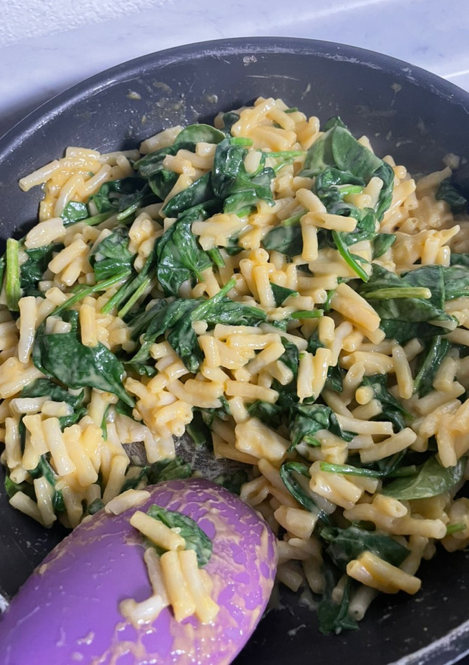 Una foto de Macarrones con queso y espinaca