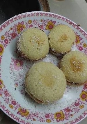 Una foto de Alfajores gigantes de coco