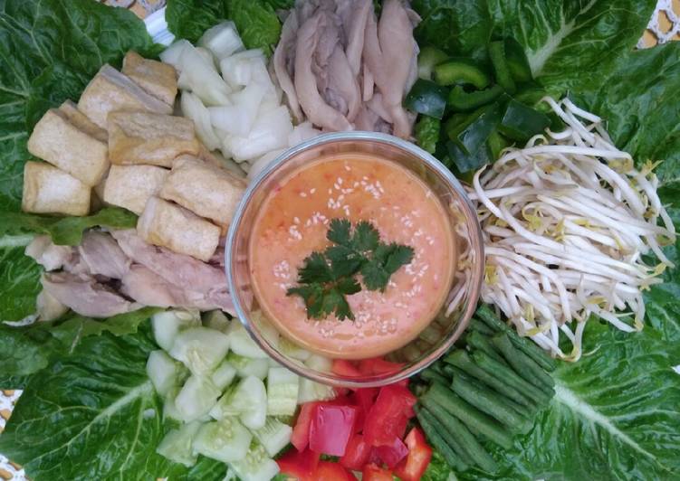 Cara Termudah Menyiapkan Vegetables Salad With Chicken Bikin Ngiler