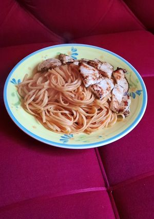 Una foto de Fideos con salsa y pechuga de pollo