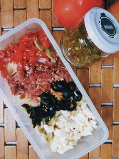 Una foto de Ensalada mediterránea especial tupper