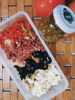 Una foto de Ensalada mediterránea especial tupper