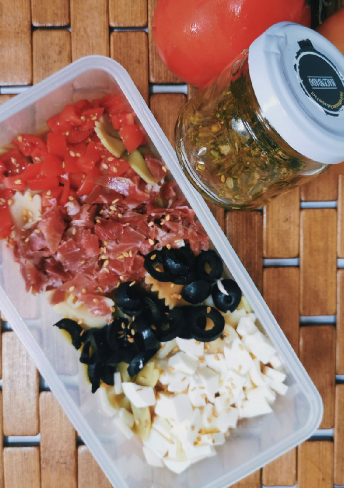 Una foto de Ensalada mediterránea especial tupper