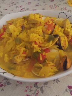 Una foto de Arroz con almejas, mejillones y pollo