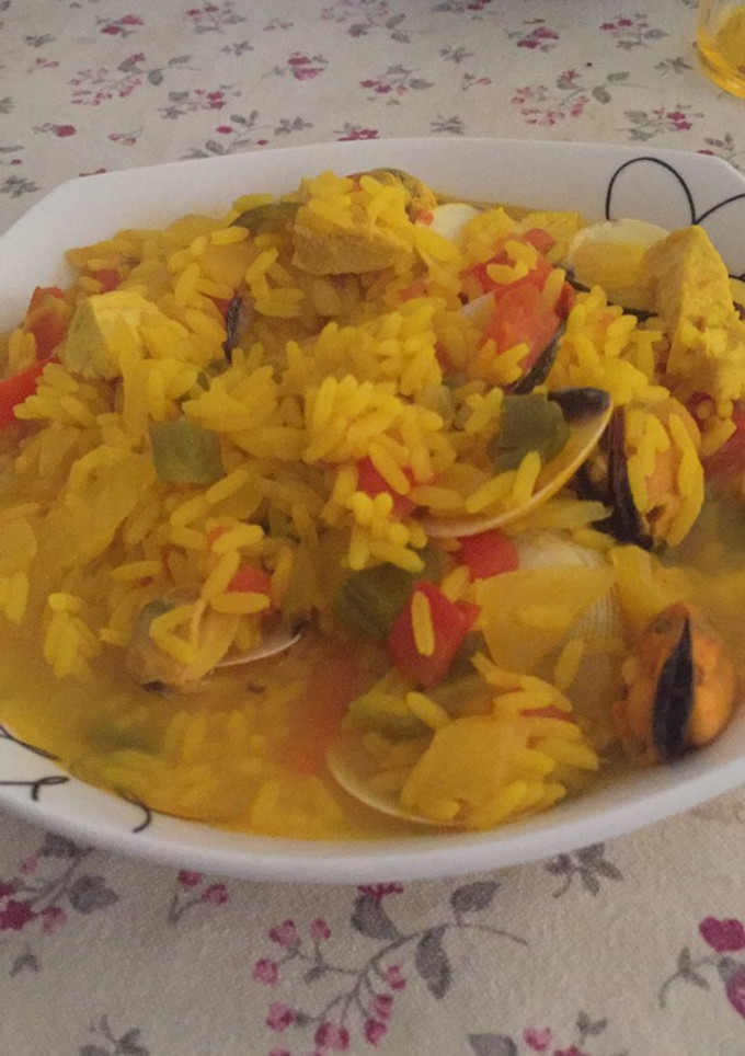 Una foto de Arroz con almejas, mejillones y pollo