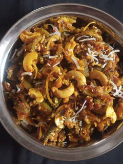 કંટોલા ડુંગળી નું શાક રેસીપી મુખ્ય ફોટો
