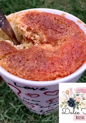 Una foto de Torta de coco en taza